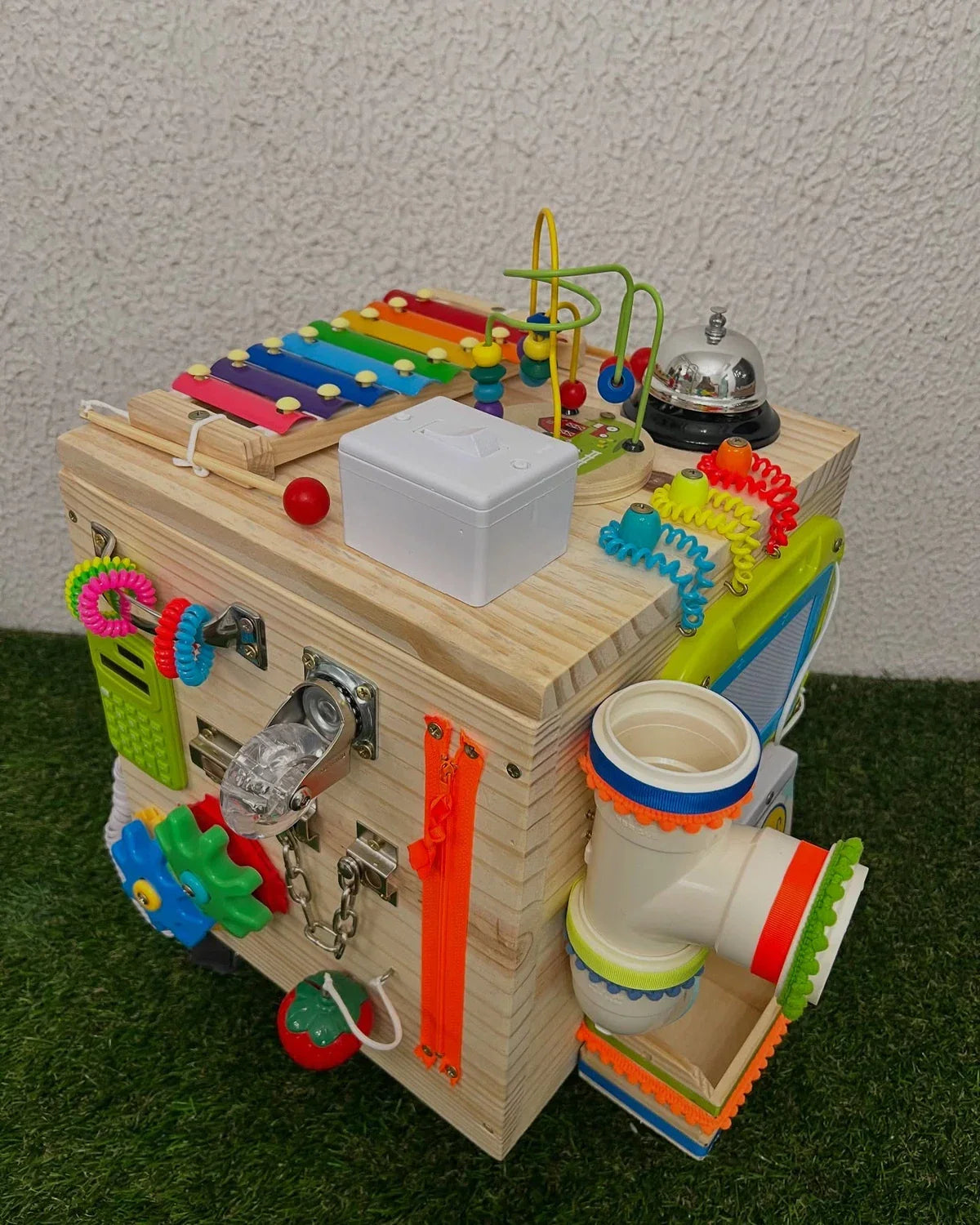 Cubo Baú Sensorial Interativo com Volante – Edição Verde Divertida (30x30x30cm)