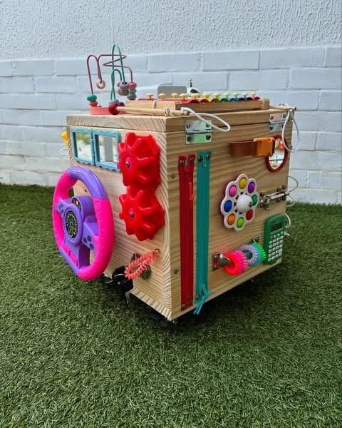 Cubo Baú Sensorial Interativo com Volante – Edição Rosa Divertida (30x30x30cm)