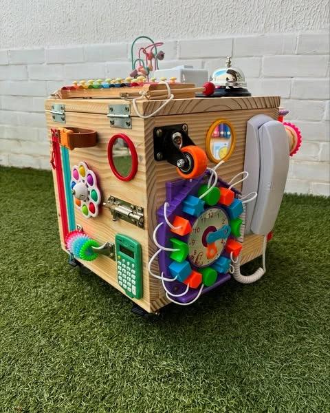 Cubo Baú Sensorial Interativo com Volante – Edição Rosa Divertida (30x30x30cm)